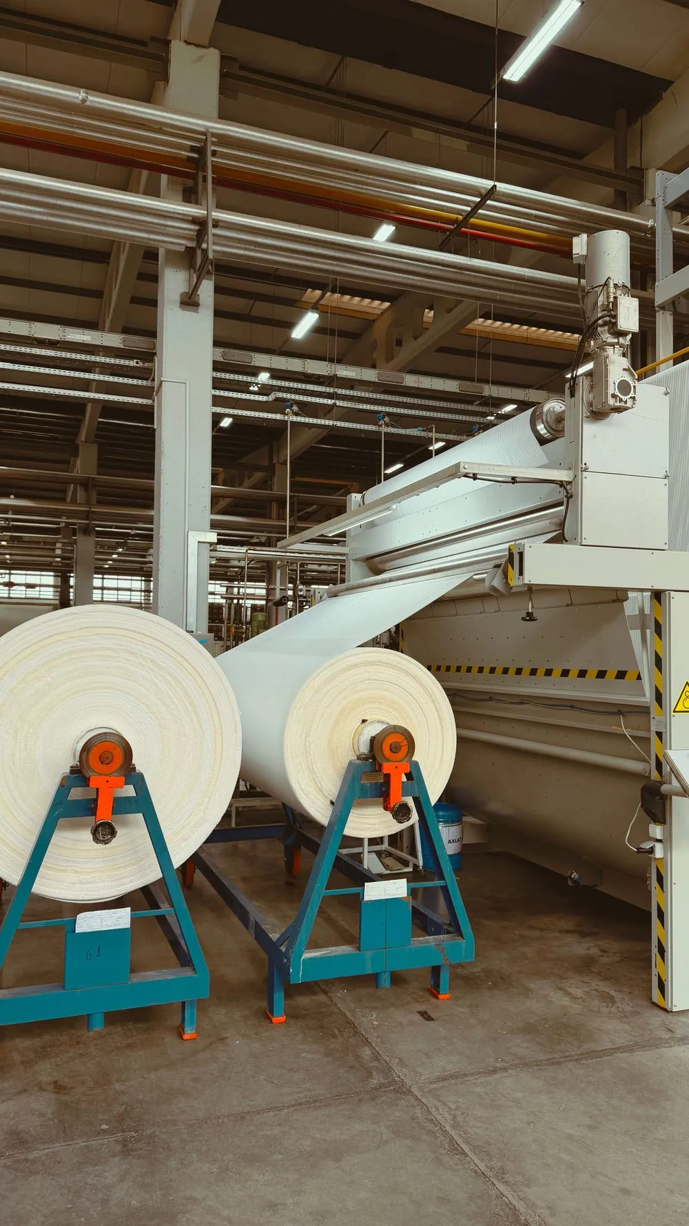Rouleaux de tissu blanc sur une ligne de production textile