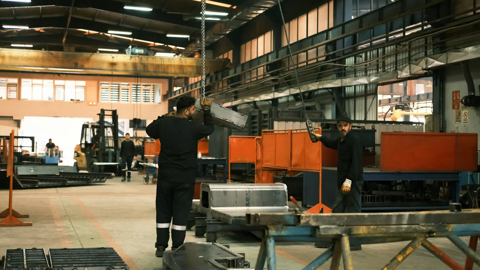 Équipe au travail dans un atelier industriel